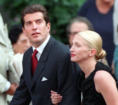 KRASJET: I 1999 mistet Robert F. Kennedy Jr. og kona Carolyn livet i en flyulykke. Om bord var også Carolyns storesøster. Foto: NTB Scanpix KRASJET: I 1999 mistet Robert F. Kennedy Jr. og kona Carolyn livet i en flyulykke. Om bord var også Carolyns storesøster. Foto: NTB Scanpix